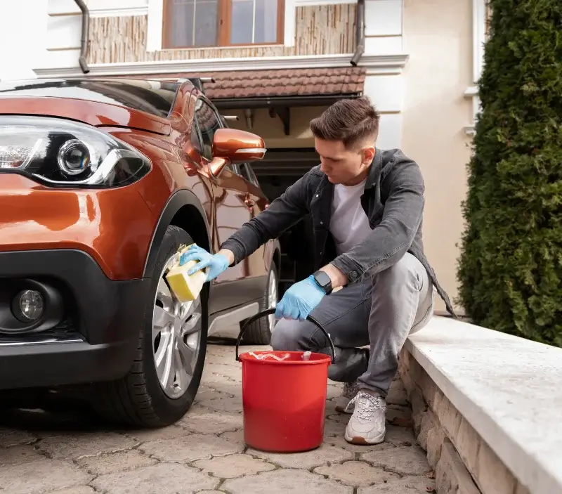 Lavage auto à domicile Neuville-aux-Bois : professionnel intervenant sur un véhicule